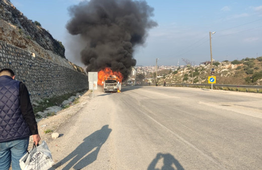 Seyir halindeki yolcu minibüsü alevlere teslim oldu