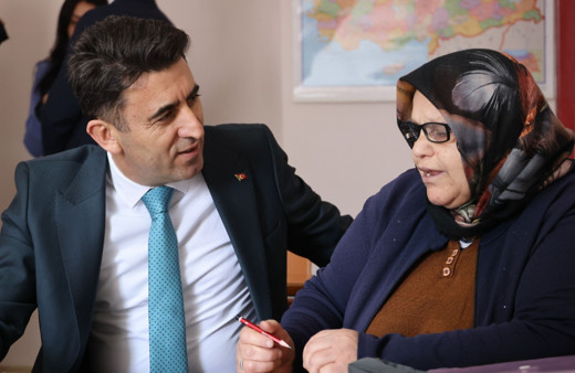 62 yaşındaki kadının okuma yazma azmi örnek oldu