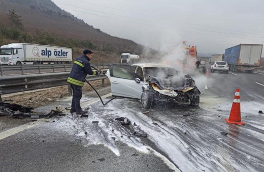 Kaza yapan otomobil alev alev yandı