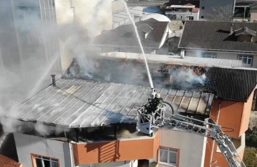 Binanın çatı katında çıkan yangın mahalleliyi sokağa döktü