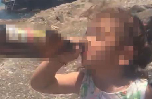 Böyle anne olmaz olsun! 3 yaşındaki kızına içki içirip, işkence etti