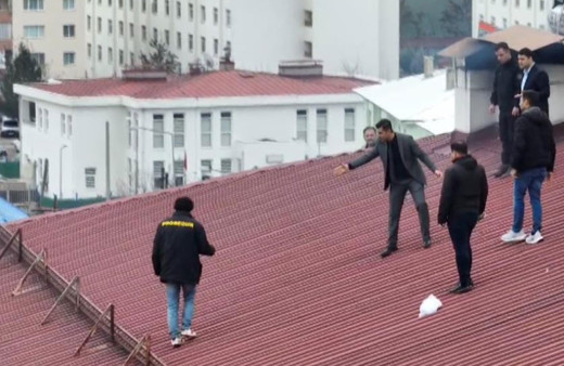 İntihara kalkışan şahıs, 3 saatlik iknanın çalışmasıyla çatıdan indirildi