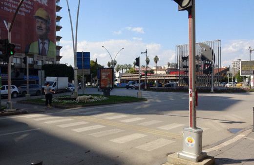 Kırmızı ışıkta bekleyen genç silahlı saldırı sonucunda ağır yaralandı