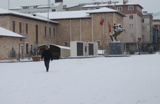 Bayburt'ta kar yüzünü yeniden gösterdi