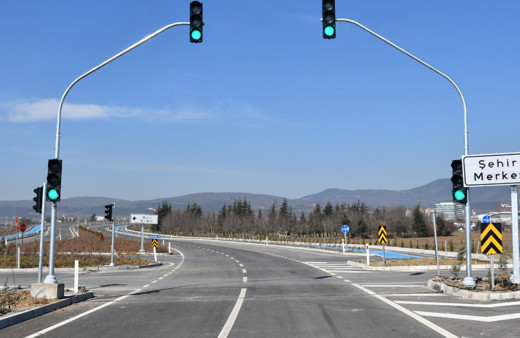 Kaza üzerine kaza olan kavşağa trafik ışık sistemi kuruldu