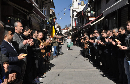 O ilçede her cuma dua vaktinde hayat duruyor