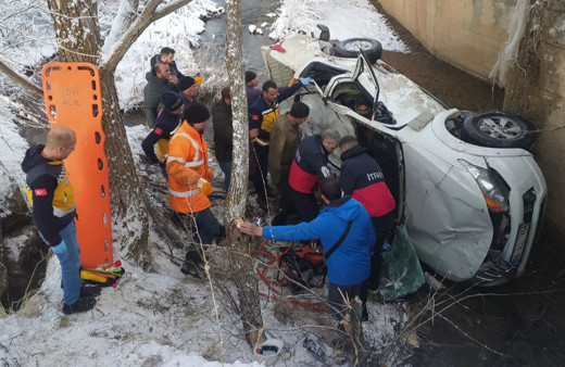 Şarampole devrilen kamyonetteki 3 kişi yaralandı!