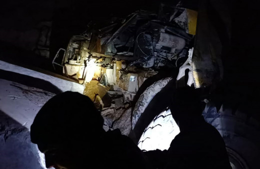 Mermer ocağında kamyon devrildi: Sürücü ağır yaralandı!