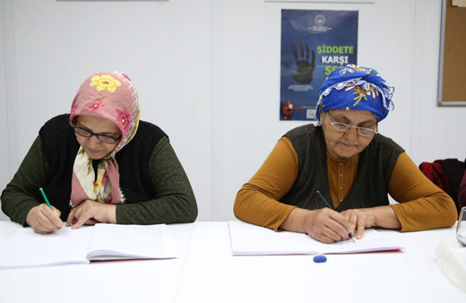 Depremzede 65 yaş üstü kadınlar okuma yazma hayallerini gerçekleştiriyor