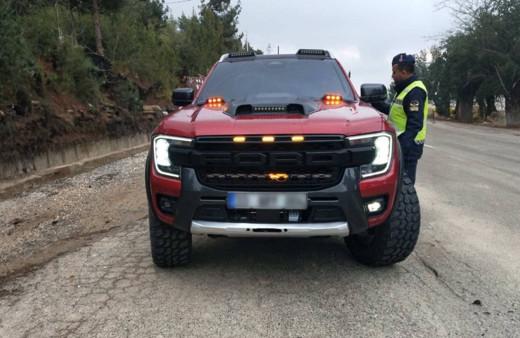 Çakar lamba takan 3 sürücüye 19 bin TL ceza kesildi