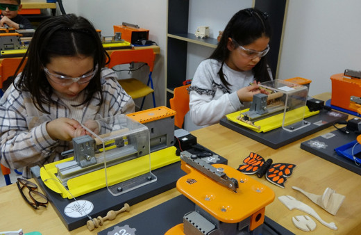 Köy okulundaki öğrenciler için ahşaptan oyuncak üretiyorla