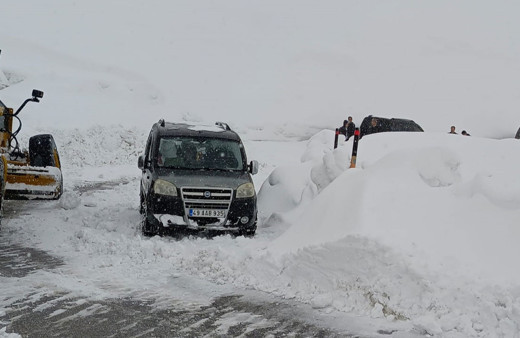Muş'ta araçlarıyla yolda kalanlar kurtarıldı!