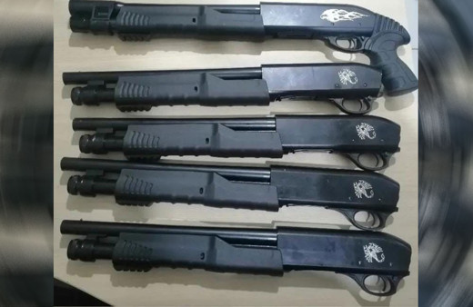 Polisin kovalamaca sonucu durdurduğu araçta 5 ruhsatsız pompalı tüfek ele geçirildi!