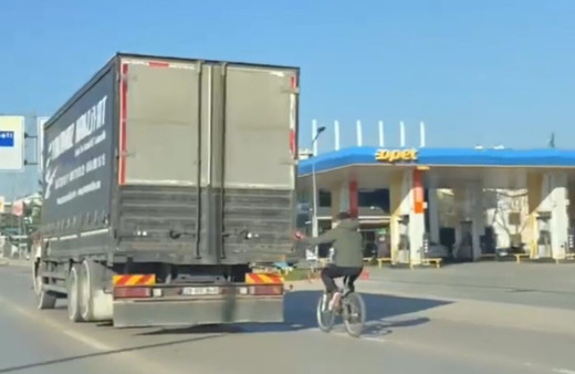 Kamyonun kasasına tutunarak bisikletiyle kilometrelerce ilerledi