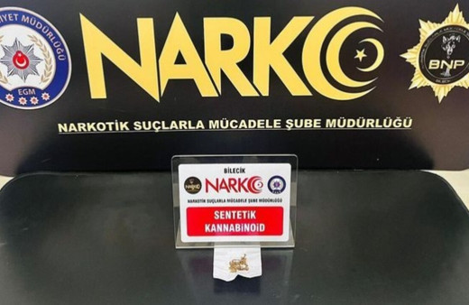 Ehliyetsiz araç kullanan şahsın üzerinden uyuşturucu madde çıktı