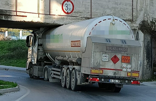 Gaz tankeri sulama kanalı altına sıkıştı