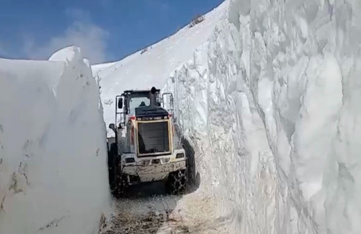 Yüksekova’da karla mücadele devam ediyor
