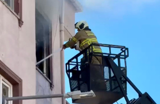 Şarjda bırakılan cep telefonu yangına sebep oldu