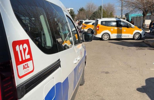 Taksicilerin telefonda başlayan tartışmasında durakta kan döküldü!