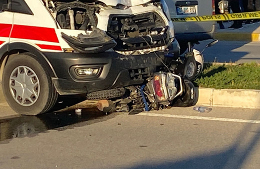 Ambulansın çarptığı motosiklet sürücüsü hayatını kaybetti