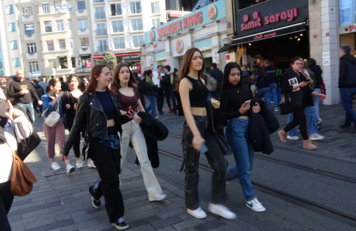 Şubat ayında güneşli ve sıcak havayı fırsat bilenler Taksim’e akın etti