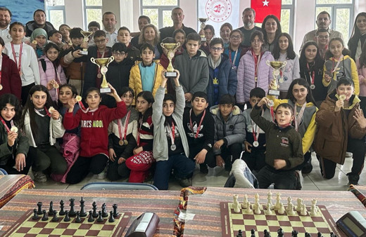 Kars’ta okullar arası satranç turnuvası sona erdi