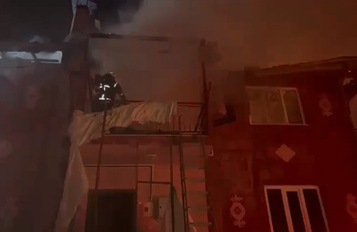 Burdur’da 3 katlı bina alevlere teslim oldu