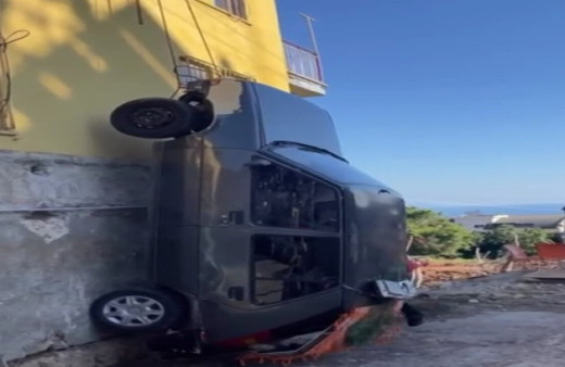 Kazaya karışan aracını iple binadan aşağıya sarkıttı