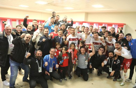 Sivasspor’dan Pendik maçı sonrası galibiyet pozu