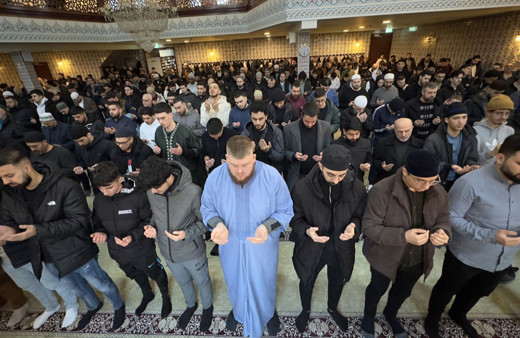 Hollanda'da yüzlerce genç sabah namazında buluşarak Filistin için dua etti