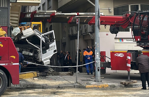 İstanbul'da iki vinç çarpıştı: 1 kişi yaralandı!