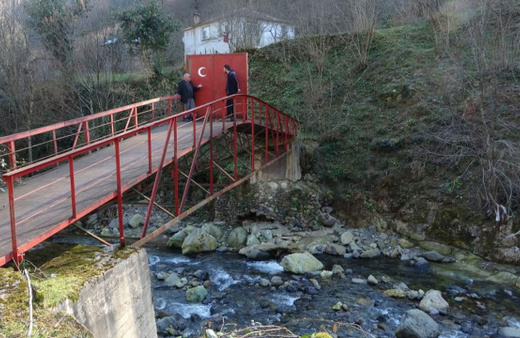 Yaptırdığı köprüye demir kapı yaptırıp kilit vurdu!