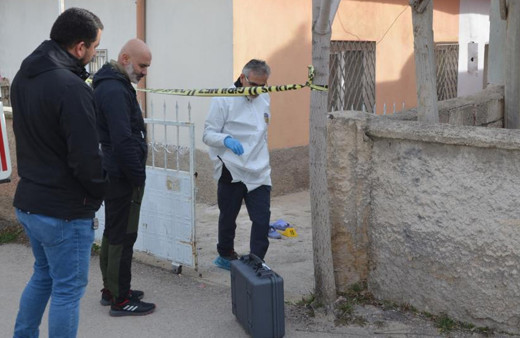 Yalnız yaşayan adam evde korkunç vaziyette bulundu! Satırla öldürülmüş