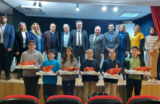 Kadıköy'de okullar arası münazara yarışması finalini Hakkı Değer Ortaokulu kazandı