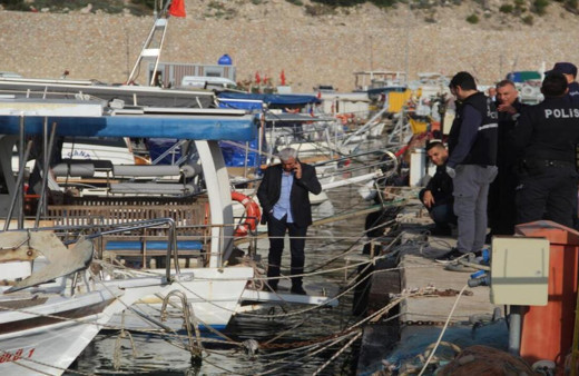 Emekli edebiyat öğretmeni teknesinin altında ölü bulundu