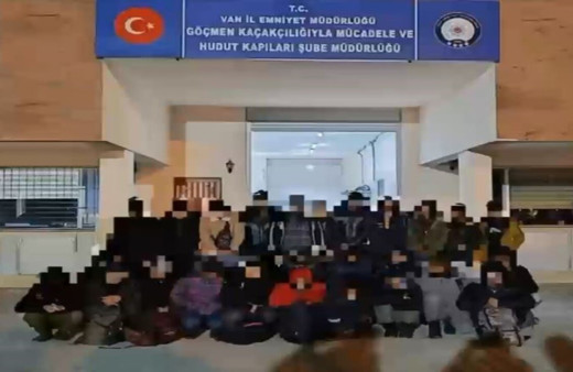 Malzeme yüklü tırdan düzensiz göçmen çıktı