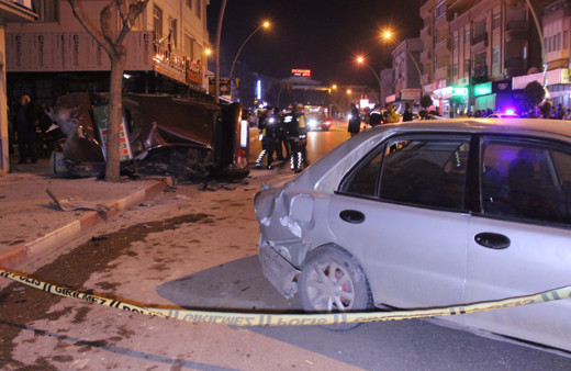 Kontrolden çıkan araç park halindeki otomobile çarparak devrildi