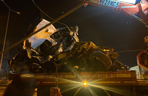 Diyarbakır’daki feci kazada beton direğe çarpan araç hurdaya döndü