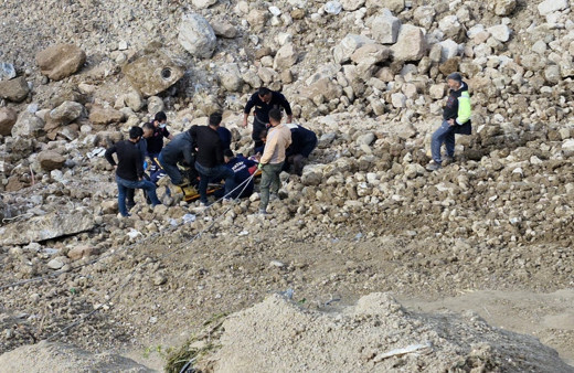 Üzerine kaya devrilen şahıs yaralandı