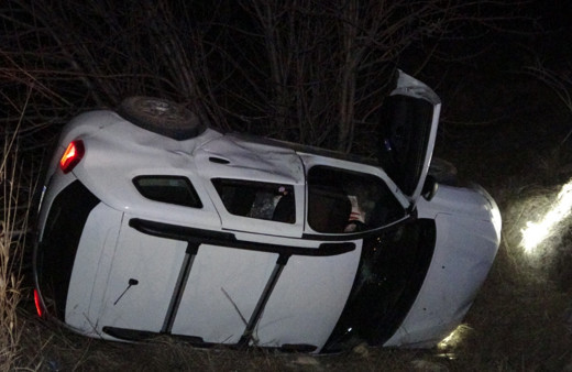 Şarampole yuvarlanan araçta aynı aileden 4 kişi yaralandı