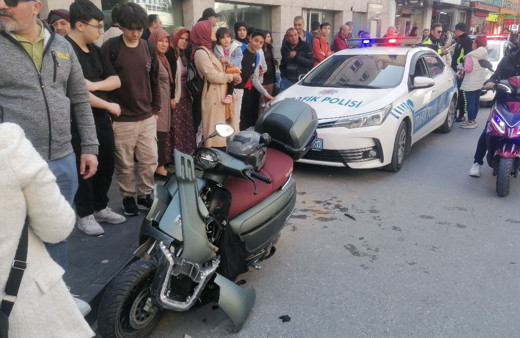 Yayalara yol vermek için duran otomobile motosiklet çarptı