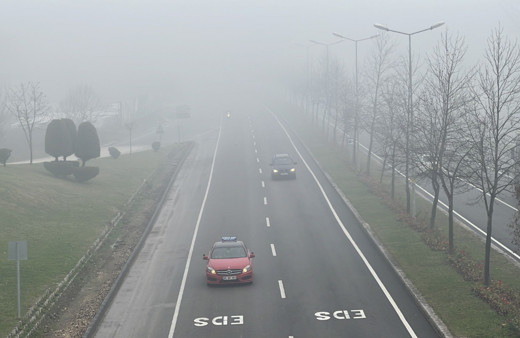 Düzce'de yoğun sis etkili oluyor, sürücüler zor anlar yaşadı