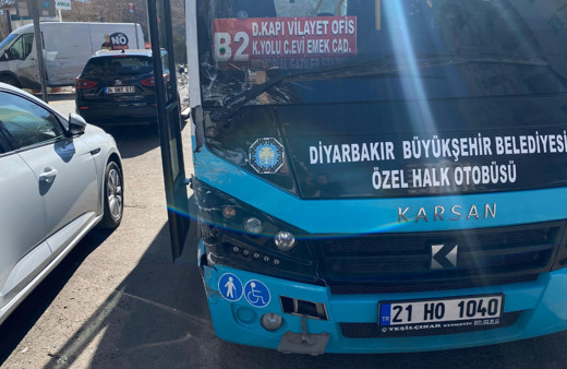 Diyarbakır’da 4 aracın karıştığı kazada 13 kişi yaralandı