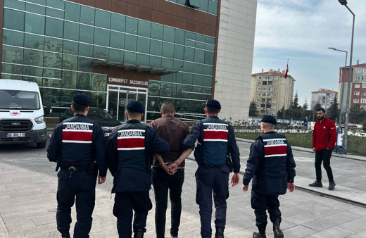 Şüpheli araçta 8 kaçak yakalandı