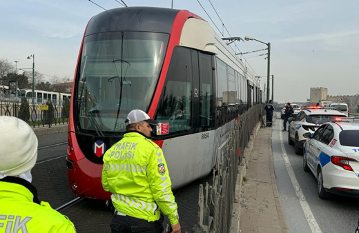 İstanbul'da feci kaza! Tramvayın çarptığı vatandaş hayatını kaybetti