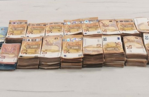 Tırın dondurucusuna 153 bin euro gizlemişler!