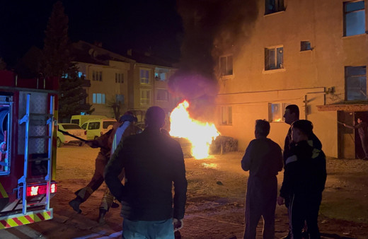 Park halindeki araç yanarak kullanılamaz hale geldi