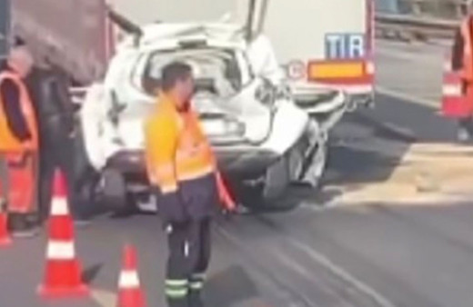 İki tırın arasında kalan araç kağıt gibi ezildi, 1 kişi öldü