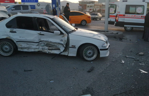 İki aracın karıştığı kazada 1 kişi yaralandı