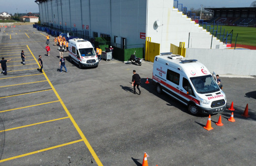 Ambulans şoförlerine zorlu sürüş eğitimi verildi